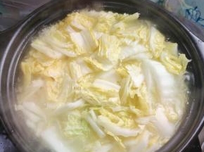 加入切好的白菜，再次炖煮2分钟！