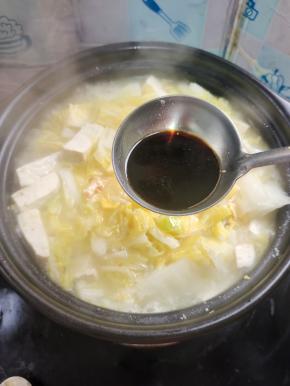 加入一勺生抽调味！