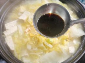 加入一勺生抽调味！