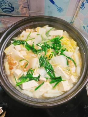 起锅前放入适量的葱段即可！