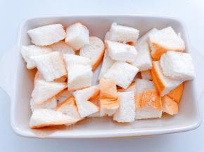 把吐司块放入烤碗里