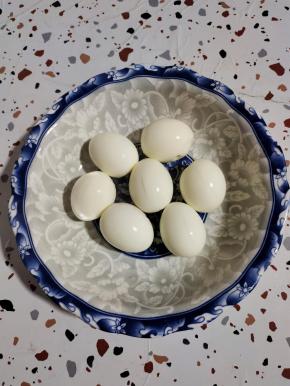 鸡蛋放入水中煮开，再煮十分钟，捞出放在凉水中浸泡一下，剥壳，再在鸡蛋上划几刀，方便腌制入味儿！