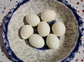 鸡蛋放入水中煮开，再煮十分钟，捞出放在凉水中浸泡一下，剥壳，再在鸡蛋上划几刀，方便腌制入味儿！