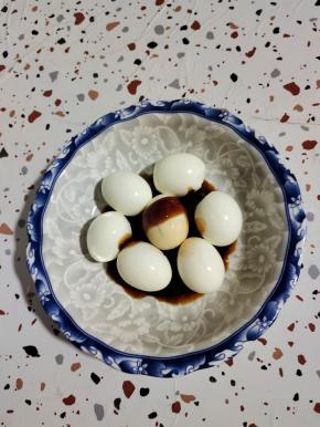 鸡蛋中放入适量的生抽，老抽，蚝油！