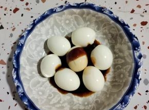 鸡蛋中放入适量的生抽，老抽，蚝油！