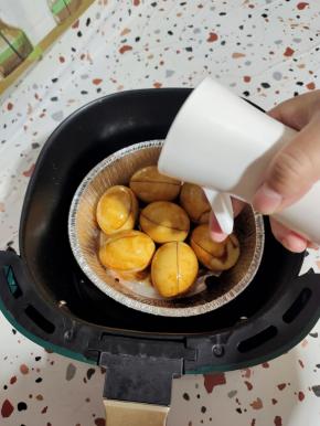 放进空气炸锅，表面再喷适量食用油！