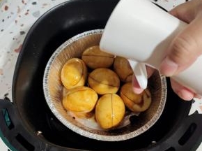 放进空气炸锅，表面再喷适量食用油！