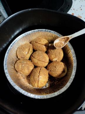 撒上烧烤料，再继续烤5分钟！