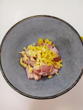 五花肉洗干净切片，把切好的五花肉放入碗中，加入姜蒜