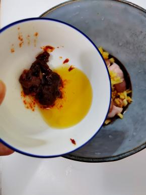 加入朝式辣酱和油