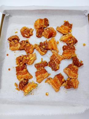 然后把腌制好的五花肉放在铺有油纸的烤盘上，放入提前预热好的烤箱中，中层190度20分钟即可取出