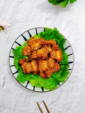 盘子上铺上洗干净的生菜，然后把五花肉放在上面，即可享受美味