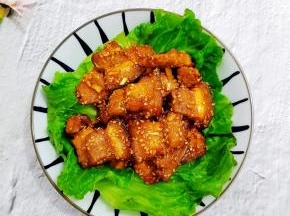 盘子上铺上洗干净的生菜，然后把五花肉放在上面，即可享受美味