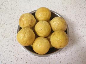 百香果表面清洗干净。