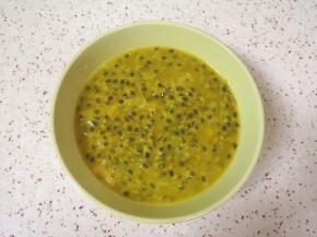 用勺子挖出果肉。