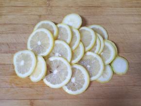 柠檬表面用食用盐搓洗干净，切成片。