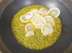 将百香果果肉和柠檬片一起倒入锅里。