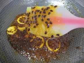 不停的搅动小心糊底，大概需要半个小时左右，熬至浓稠状，百香果柠檬膏就熬好了，晾一下盛入密封罐冷藏保存。