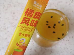 挖1勺熬好的百香果柠檬膏放入杯子，加入热水，再加入一支橘皮风味零卡糖浆。