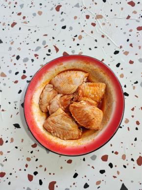 鸡翅清洗干净，放入适量的奥尔良烤肉料，生抽，油抓拌均匀腌制十分钟！