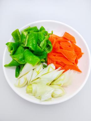 把青椒切成块，胡萝卜切成片，大葱切成段，姜切成粗一点的丝