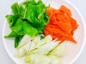 把青椒切成块，胡萝卜切成片，大葱切成段，姜切成粗一点的丝
