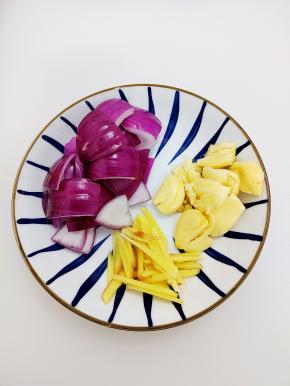 洋葱切成块，蒜用刀拍一下即可