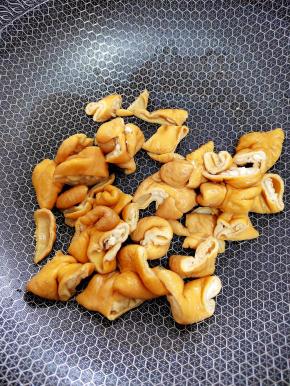 把卤肥肠洗干净，锂里加入少许的油，把肥肠放入锅中煸出油