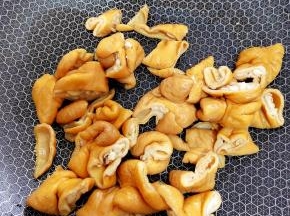 把卤肥肠洗干净，锂里加入少许的油，把肥肠放入锅中煸出油