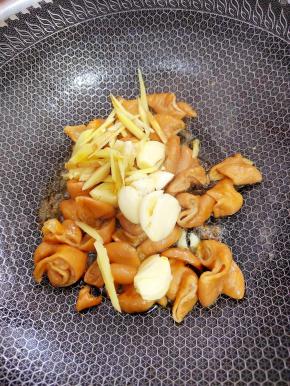 然后放入姜蒜葱炒出香味