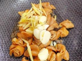 然后放入姜蒜葱炒出香味