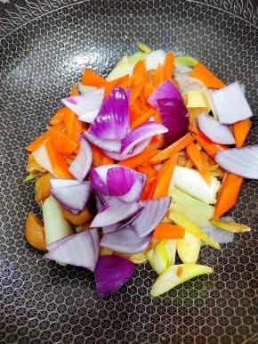 然后把胡萝卜和洋葱放入炒至八成熟