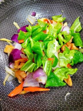 然后把青椒放入锅中翻炒到快熟