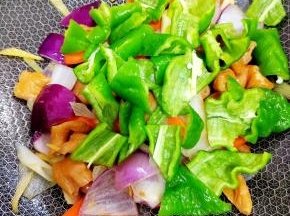 然后把青椒放入锅中翻炒到快熟