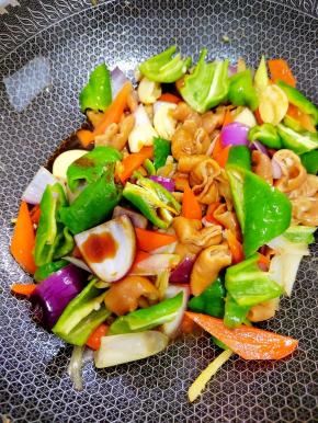 加入调好的料汁翻炒片刻，最后加入水淀粉勾芡即可关火出锅装入盘中