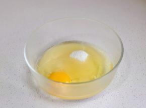 鸡蛋，玉米油，糖倒入大碗中。