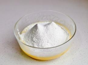 筛入低筋面粉。