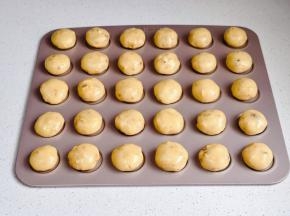 分成等份小面团揉圆。