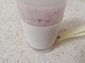 启动榨汁杯，很快一杯红提奶昔就做好了。