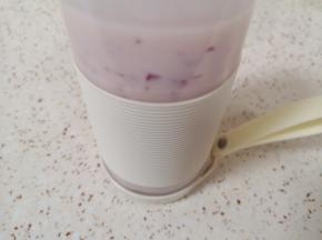 启动榨汁杯，很快一杯红提奶昔就做好了。