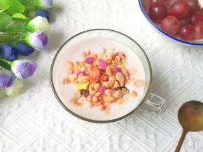 将奶昔倒入杯子，根据自己口味加入一些水果麦片。