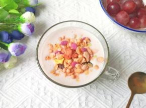 将奶昔倒入杯子，根据自己口味加入一些水果麦片。