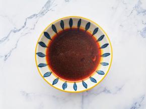 先调个料汁：碗中+2勺生抽+1勺蚝油+2勺辣椒油+1勺盐调匀。