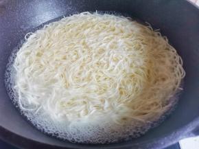 锅中烧开水放入面条煮熟迅速捞出过凉，泡凉开水中，这样更劲道好吃。