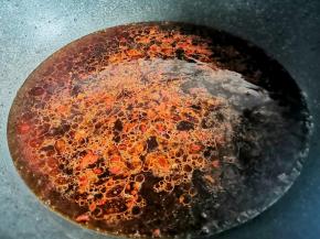 起锅热油倒入料汁，加一碗水煮开，