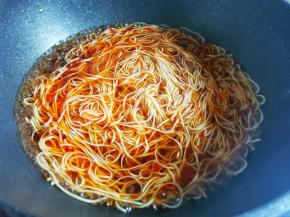 放入面条煮开，