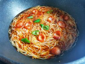 加入配菜煮30秒开吃！