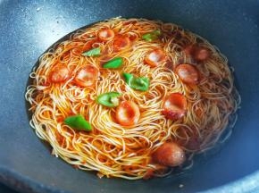 加入配菜煮30秒开吃！