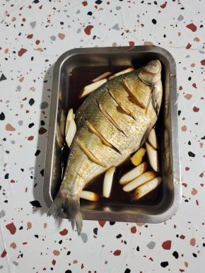 葱，姜，料酒，生抽，蚝油，白砂糖，腌制半小时！