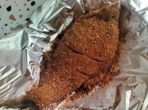 把腌鱼的葱姜塞在鱼肚子里，两面撒上烧烤料！